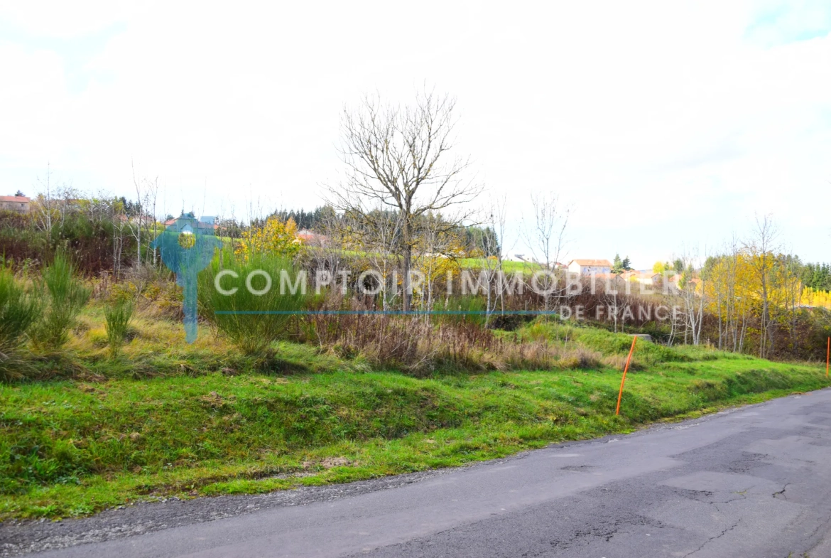 Terrain constructible de 900 m² à Coucouron en Ardèche à vendre 