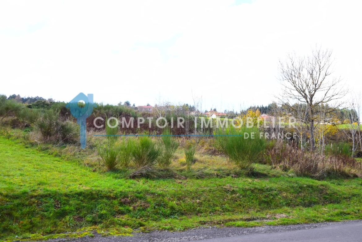 Terrain constructible de 900 m² à Coucouron en Ardèche à vendre 