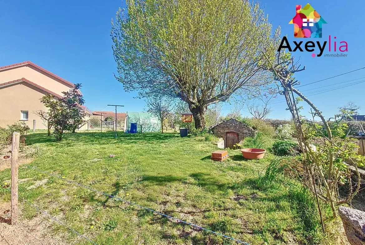 Maison de plain-pied à vendre à Marcigny avec grand terrain et dépendances 