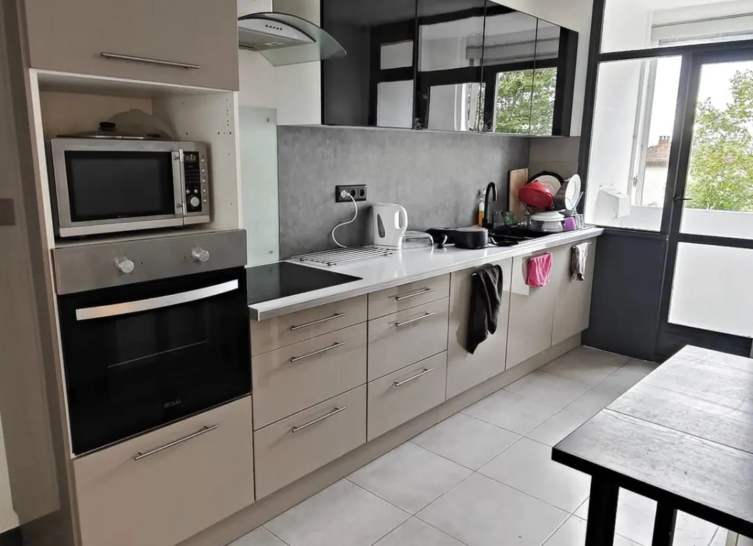 Bel appartement de 72m² à Bordeaux avec balcon, cave et parking, idéal pour famille ou investissement 