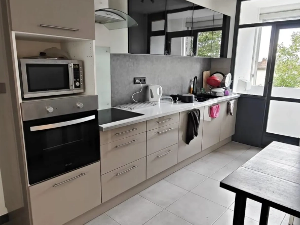 Bel appartement de 72m² à Bordeaux avec balcon, cave et parking, idéal pour famille ou investissement