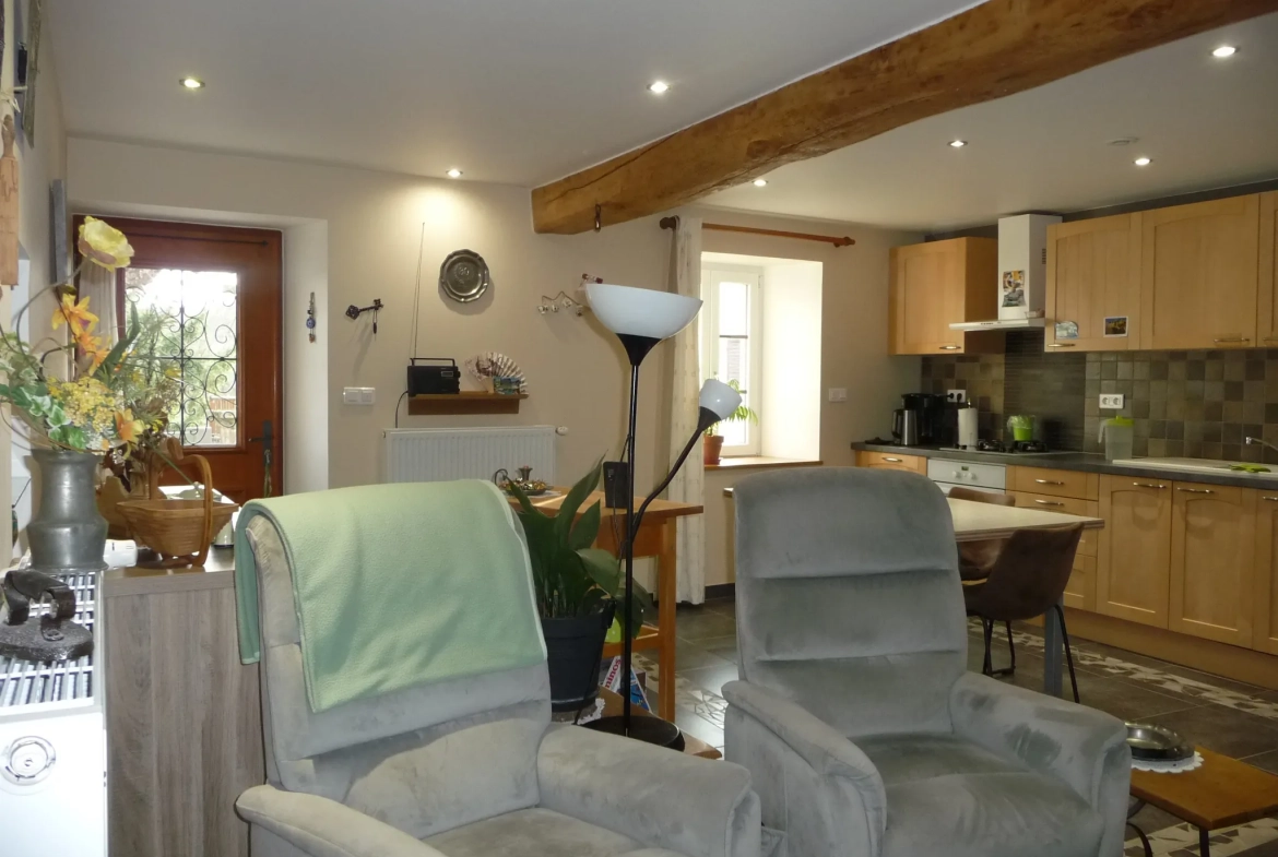 Maison de village rénovée de 105 m² avec garage et terrasse à Marcilly-le-Châtel 