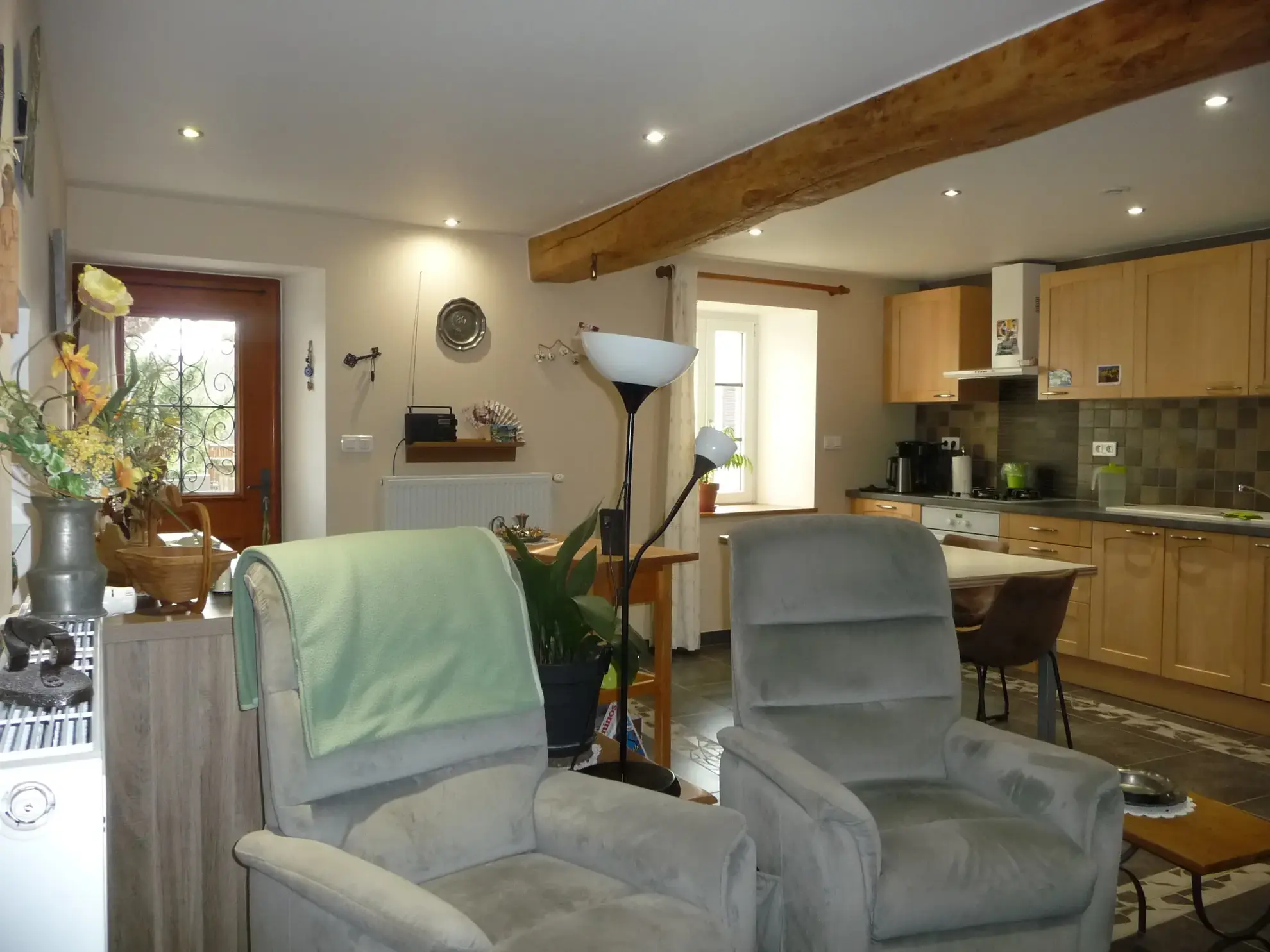 Maison de village rénovée de 105 m² avec garage et terrasse à Marcilly-le-Châtel 