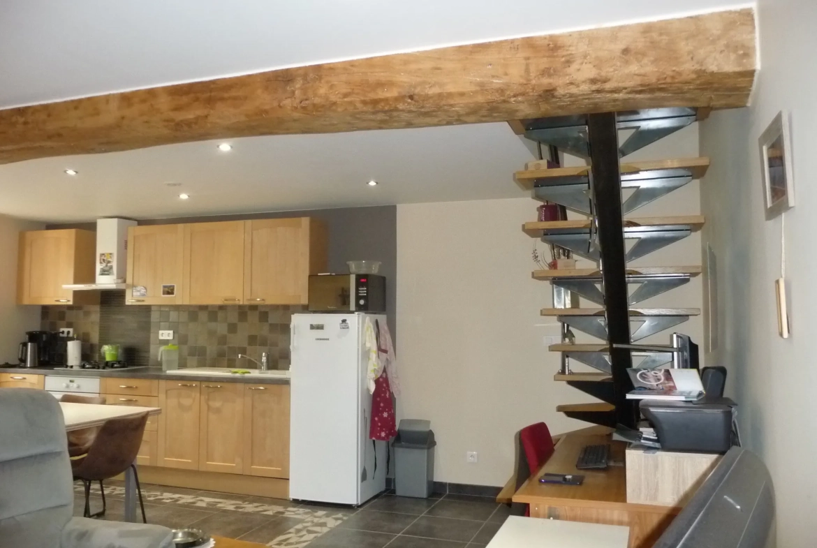 Maison de village rénovée de 105 m² avec garage et terrasse à Marcilly-le-Châtel 