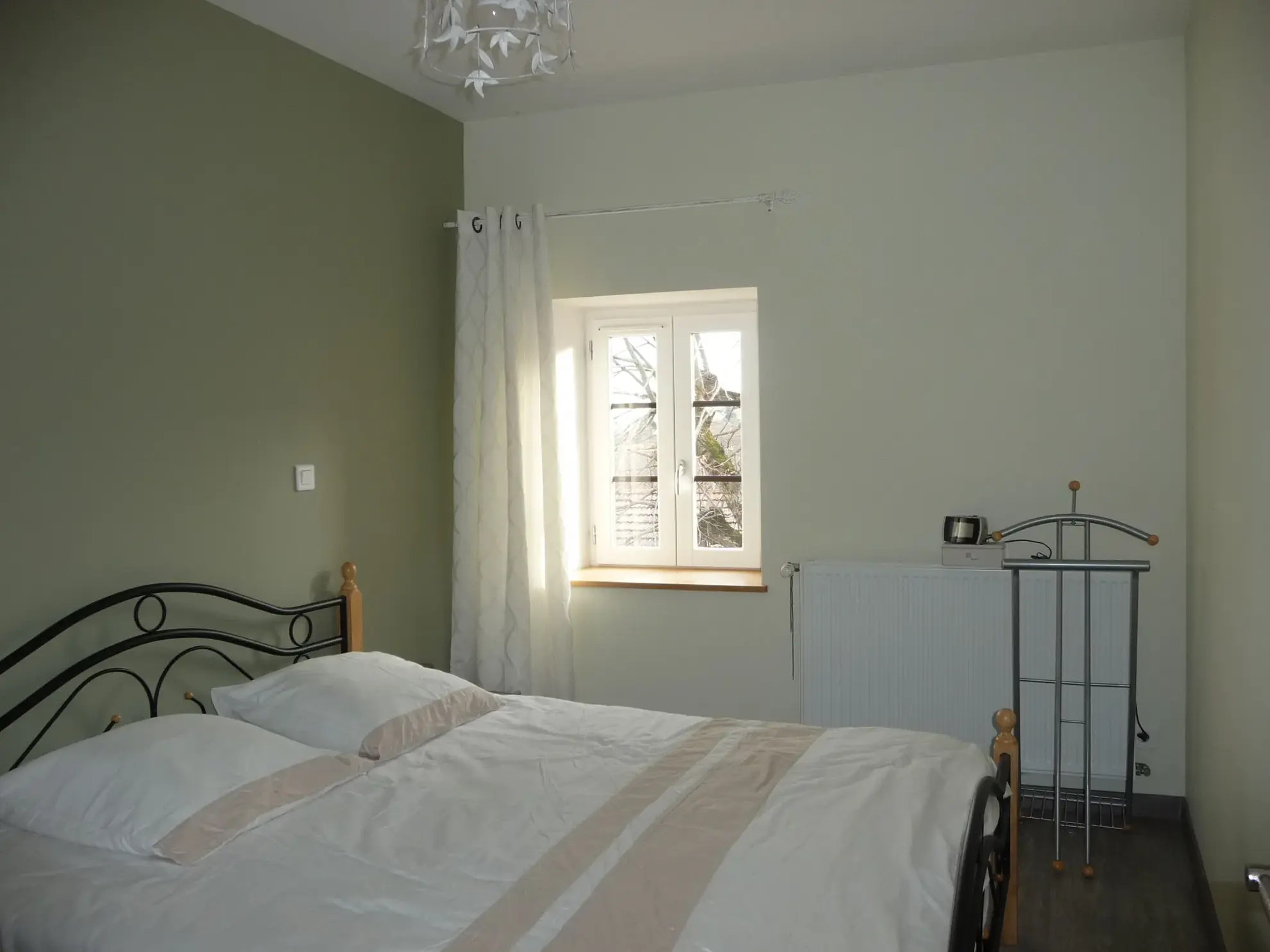Maison de village rénovée de 105 m² avec garage et terrasse à Marcilly-le-Châtel 