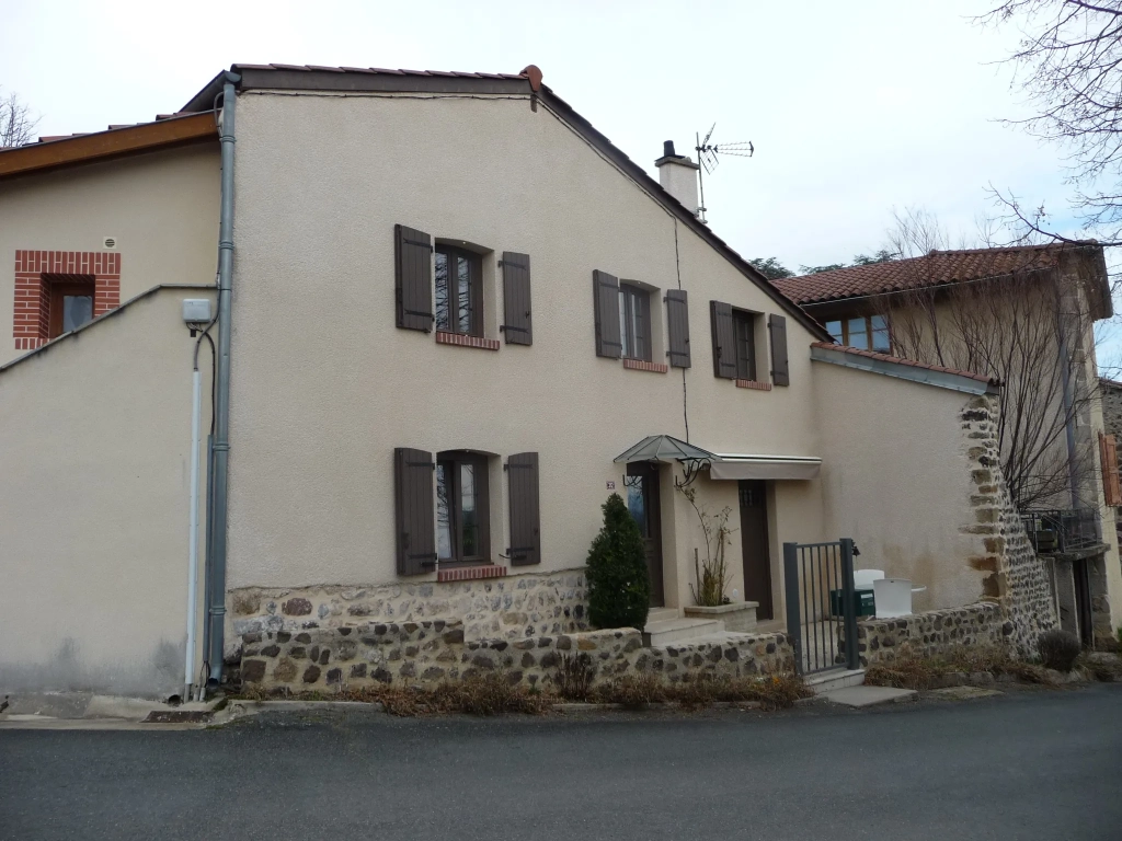 Maison de village rénovée de 105 m² avec garage et terrasse à Marcilly-le-Châtel