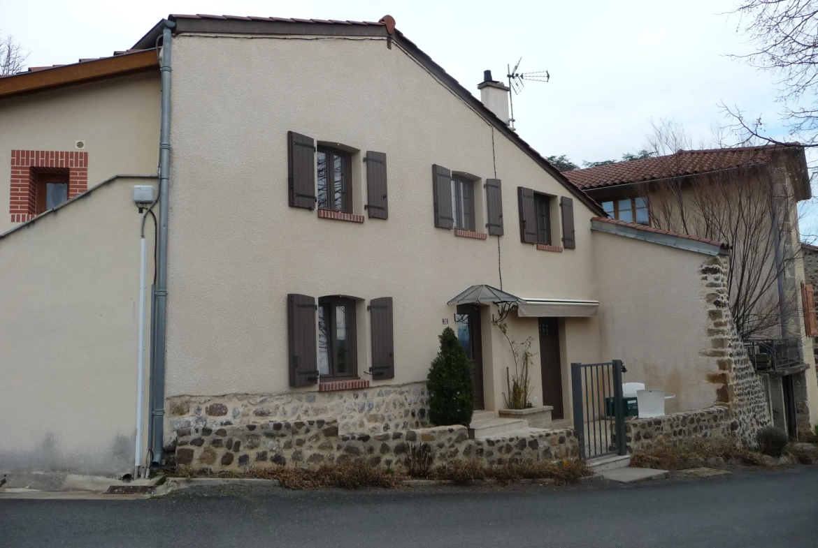 Maison de village rénovée de 105 m² avec garage et terrasse à Marcilly-le-Châtel 