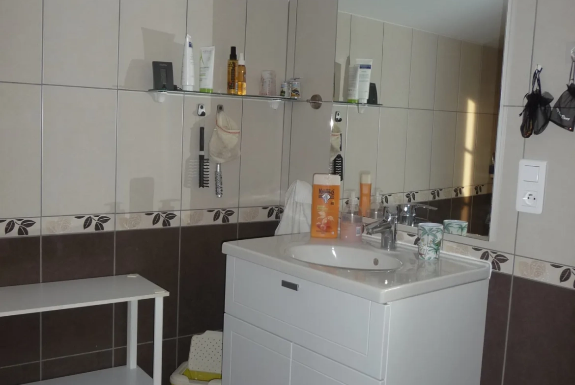 Maison de village rénovée de 105 m² avec garage et terrasse à Marcilly-le-Châtel 
