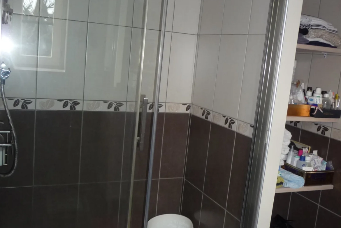 Maison de village rénovée de 105 m² avec garage et terrasse à Marcilly-le-Châtel 