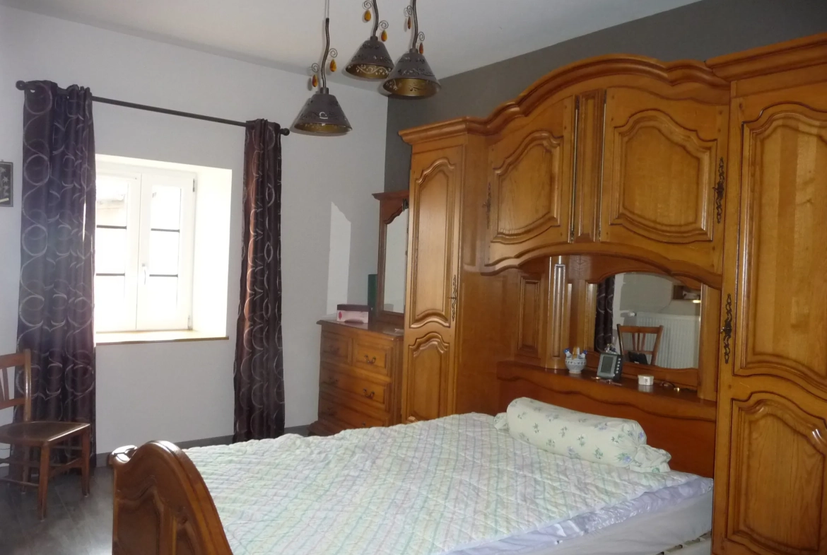 Maison de village rénovée de 105 m² avec garage et terrasse à Marcilly-le-Châtel 