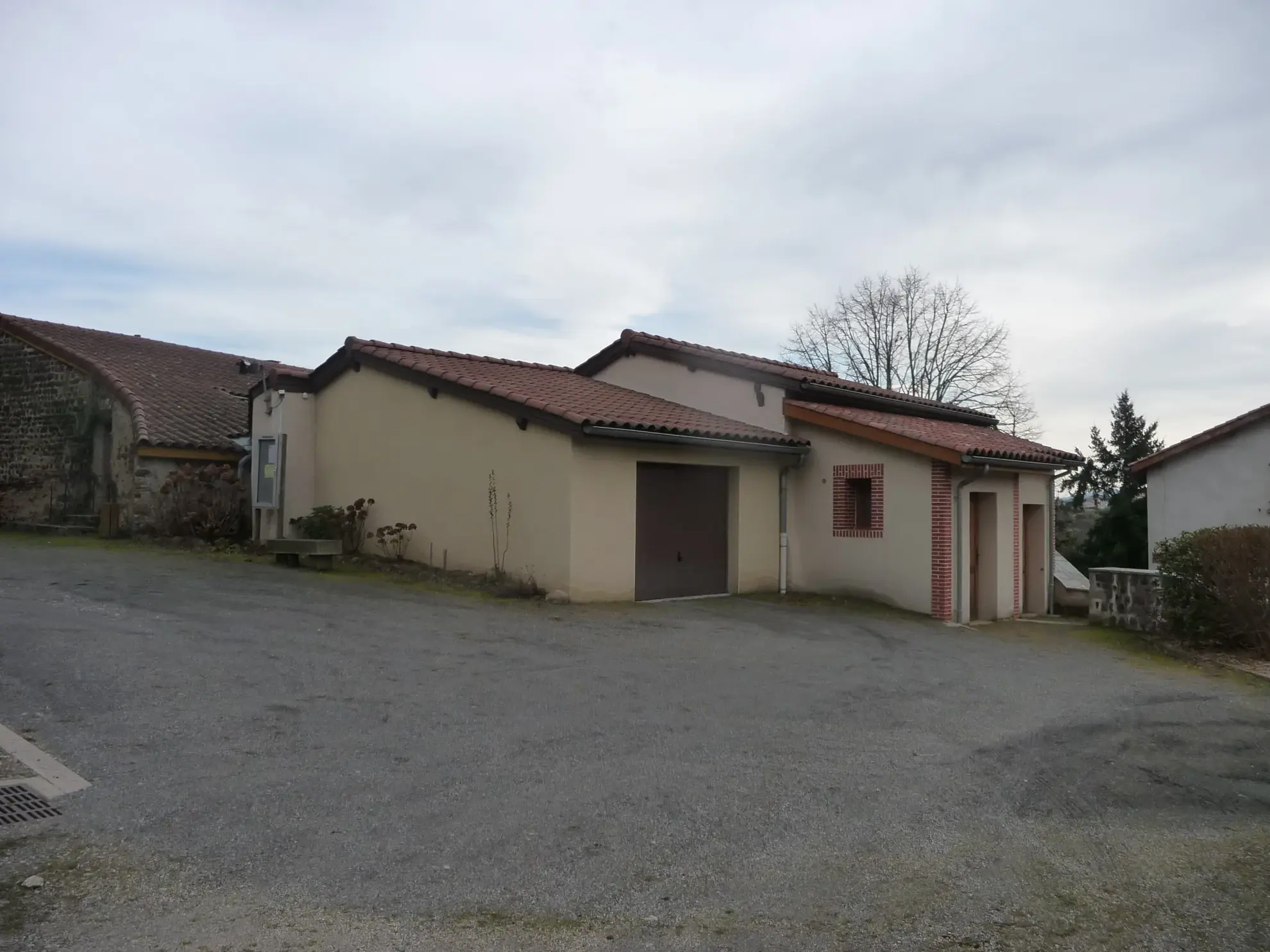Maison de village rénovée de 105 m² avec garage et terrasse à Marcilly-le-Châtel 