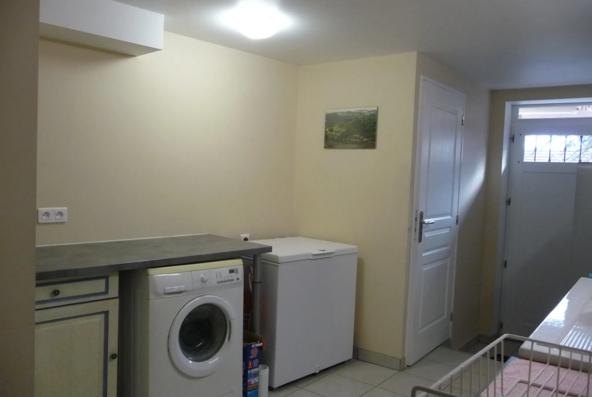 Maison de village rénovée de 105 m² avec garage et terrasse à Marcilly-le-Châtel 