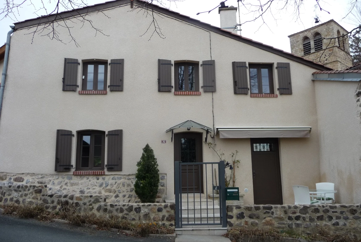 Maison de village rénovée de 105 m² avec garage et terrasse à Marcilly-le-Châtel 