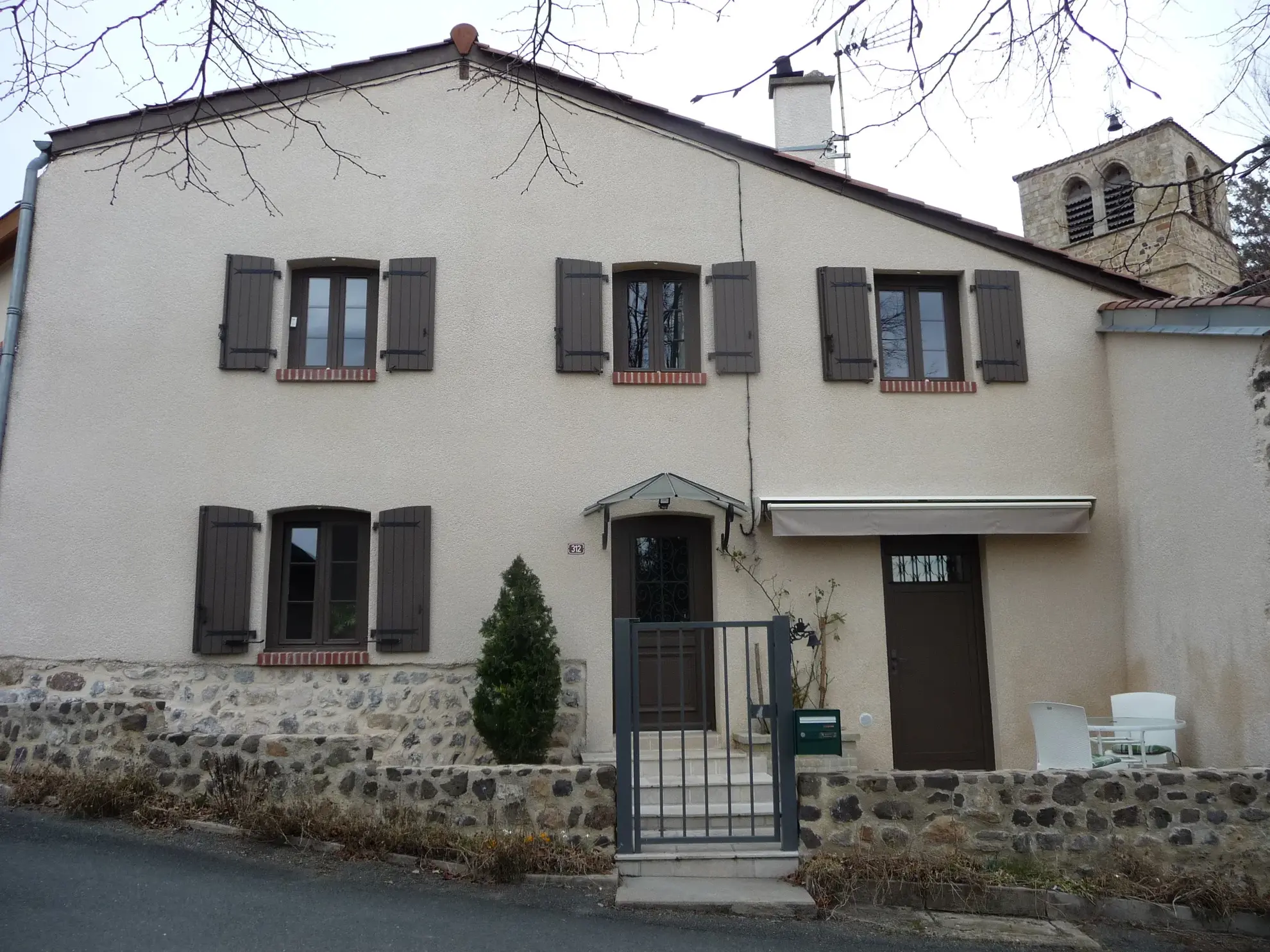 Maison de village rénovée de 105 m² avec garage et terrasse à Marcilly-le-Châtel 