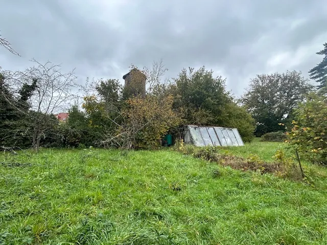 Terrain constructible de 1160 m² à Montlhéry – Emplacement privilégié et environnement boisé 