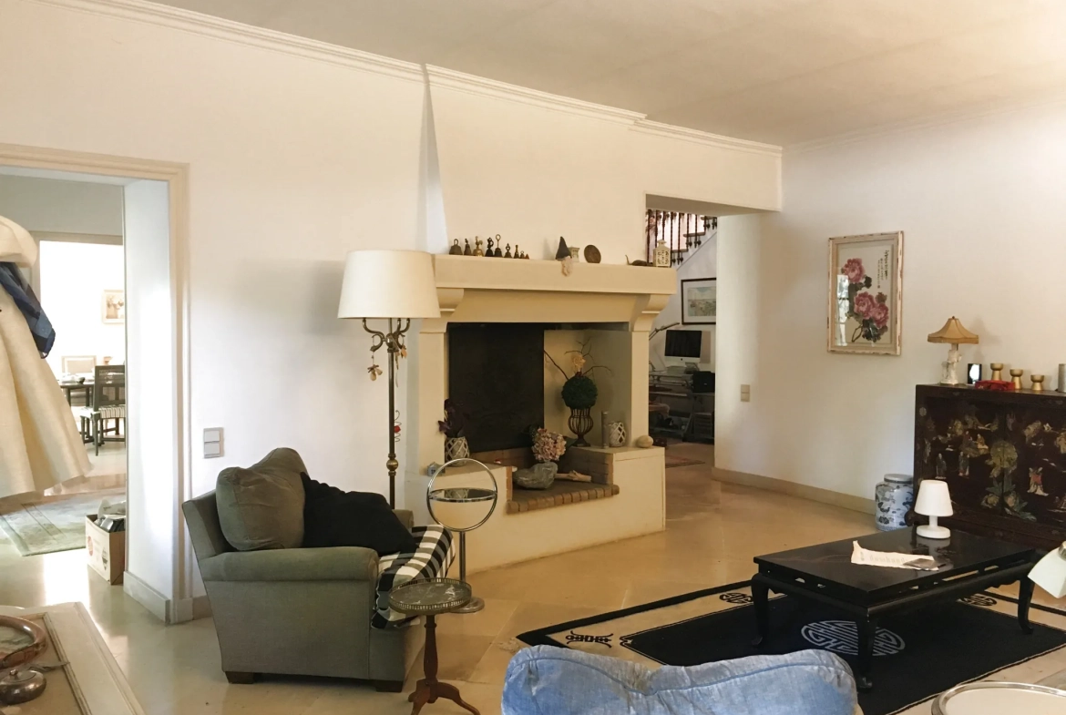 Spacieuse maison de village avec piscine, jardin et garage à Roquemaure 