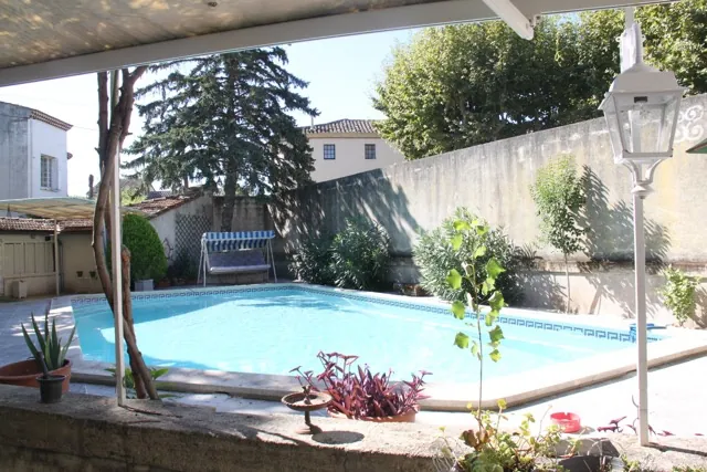 Spacieuse maison de village avec piscine, jardin et garage à Roquemaure 