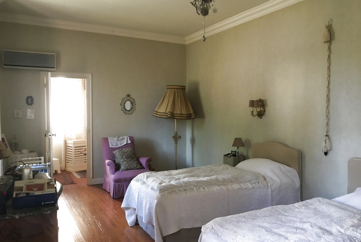 Spacieuse maison de village avec piscine, jardin et garage à Roquemaure 