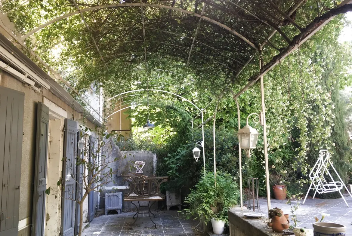 Spacieuse maison de village avec piscine, jardin et garage à Roquemaure 