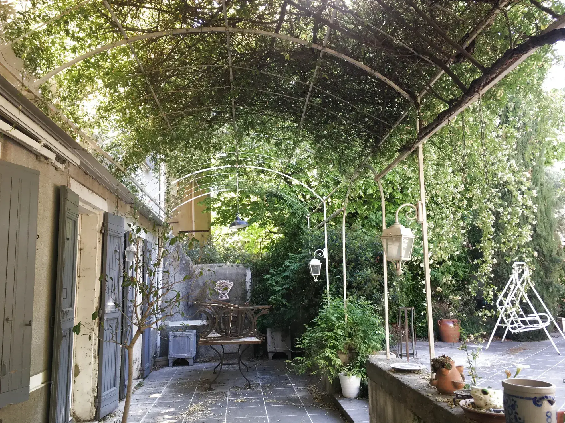 Spacieuse maison de village avec piscine, jardin et garage à Roquemaure 
