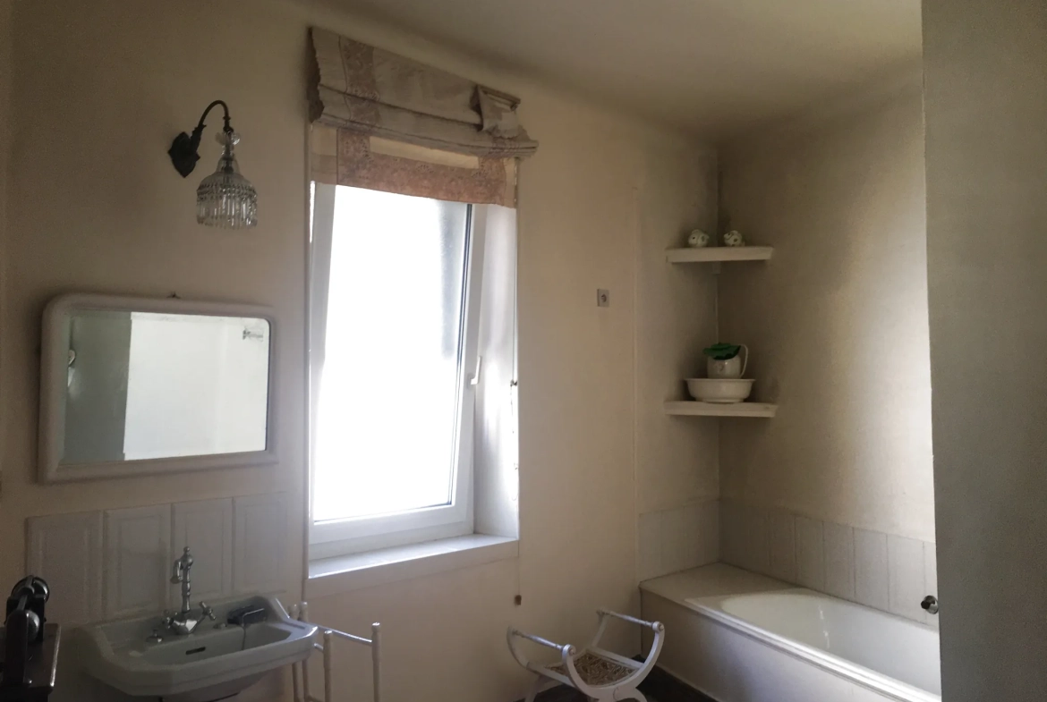 Spacieuse maison de village avec piscine, jardin et garage à Roquemaure 
