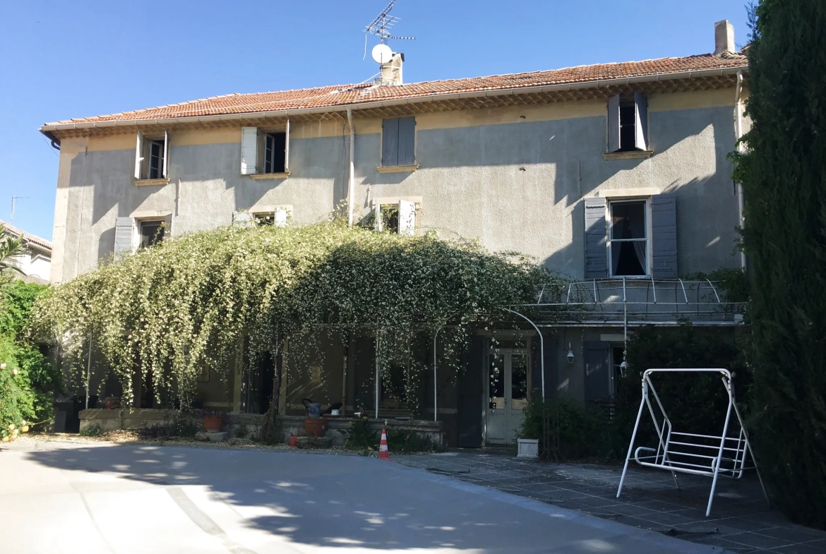 Spacieuse maison de village avec piscine, jardin et garage à Roquemaure 