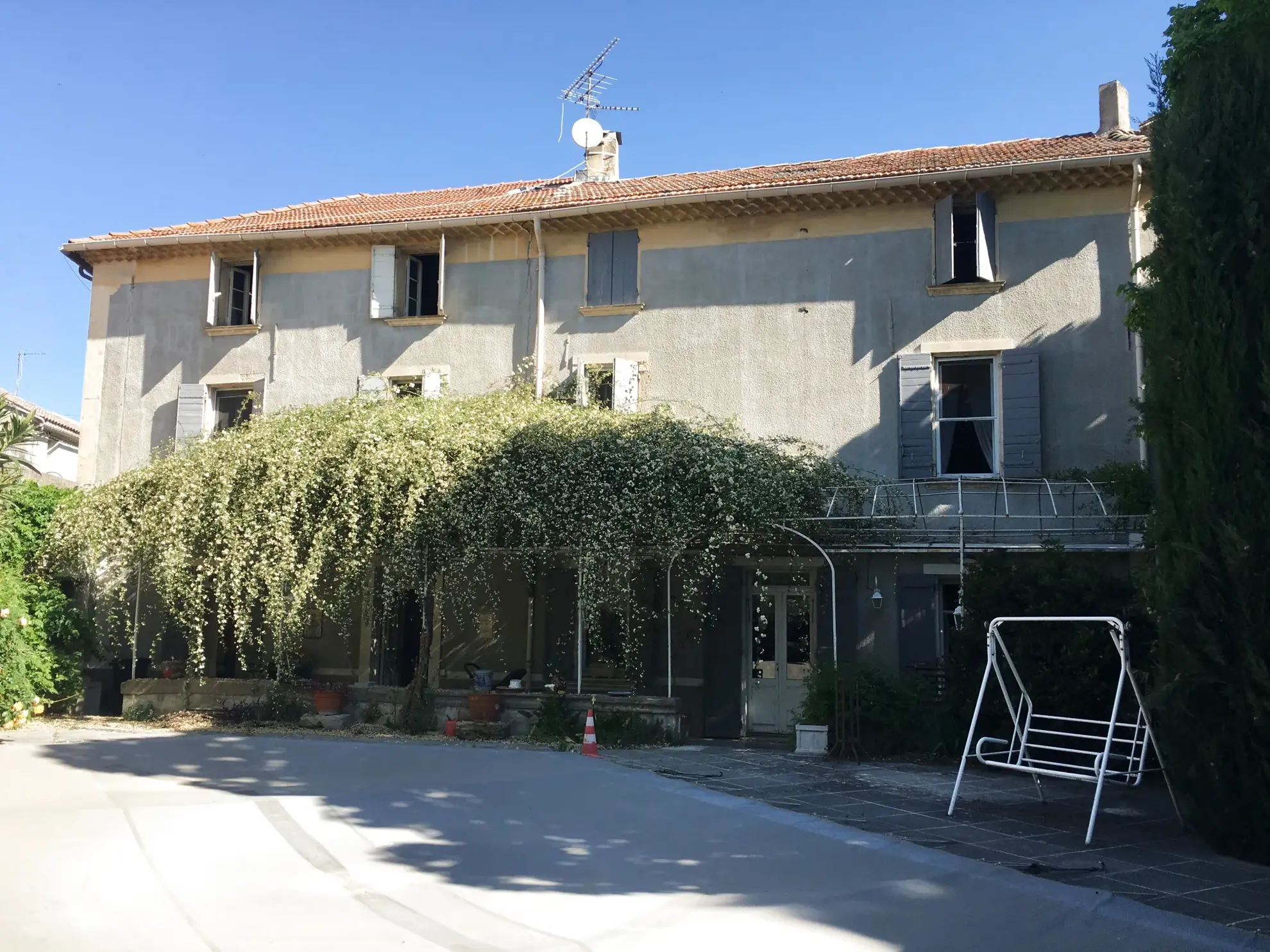 Spacieuse maison de village avec piscine, jardin et garage à Roquemaure 