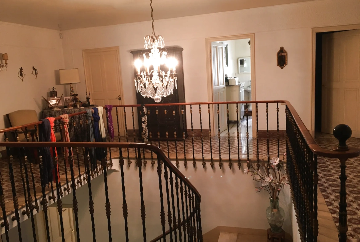 Spacieuse maison de village avec piscine, jardin et garage à Roquemaure 