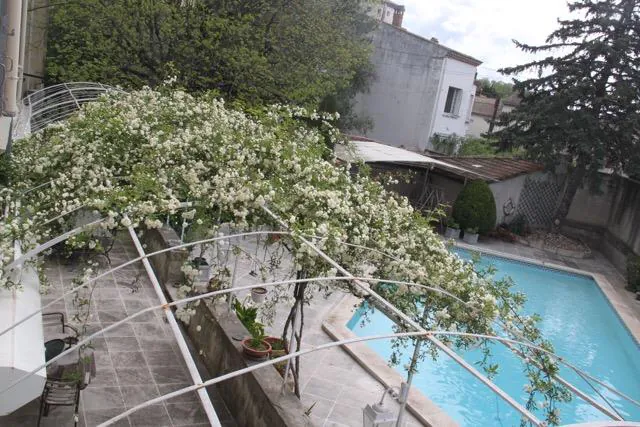 Spacieuse maison de village avec piscine, jardin et garage à Roquemaure 