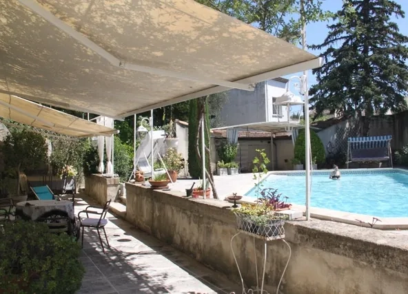 Spacieuse maison de village avec piscine, jardin et garage à Roquemaure
