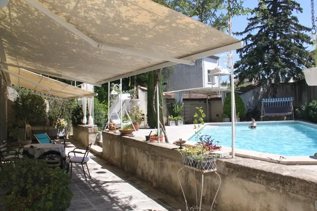 Spacieuse maison de village avec piscine, jardin et garage à Roquemaure 