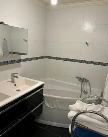 Appartement T3 de 68m² avec cave et parking à Paris 19e en vente aux enchères 