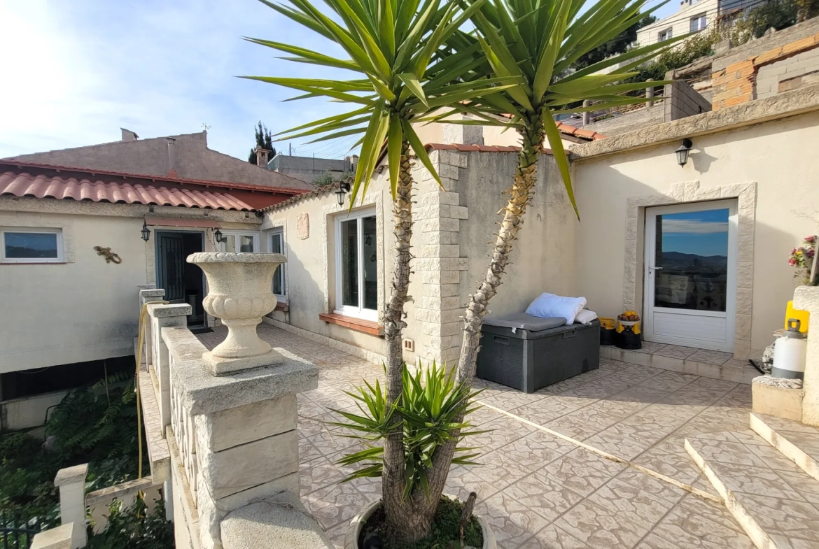 Maison de 130 m² avec vue panoramique sur la rade de Marseille – Terrain en restanque 