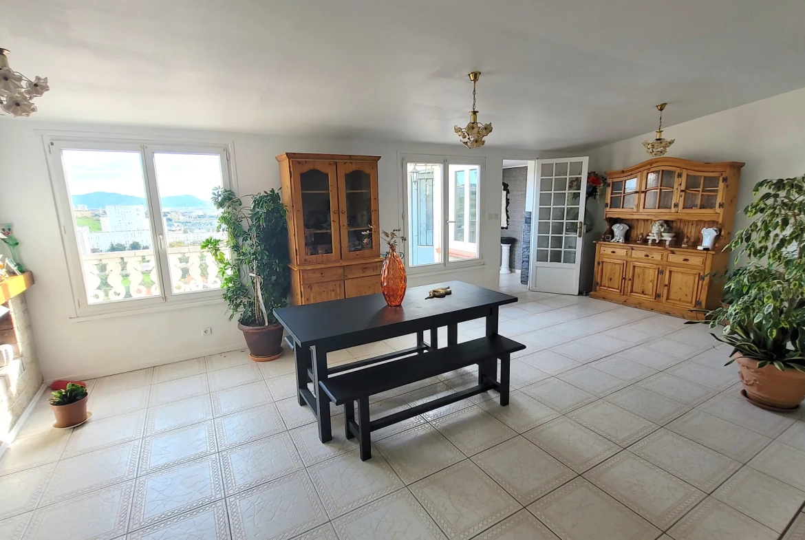 Maison de 130 m² avec vue panoramique sur la rade de Marseille – Terrain en restanque 