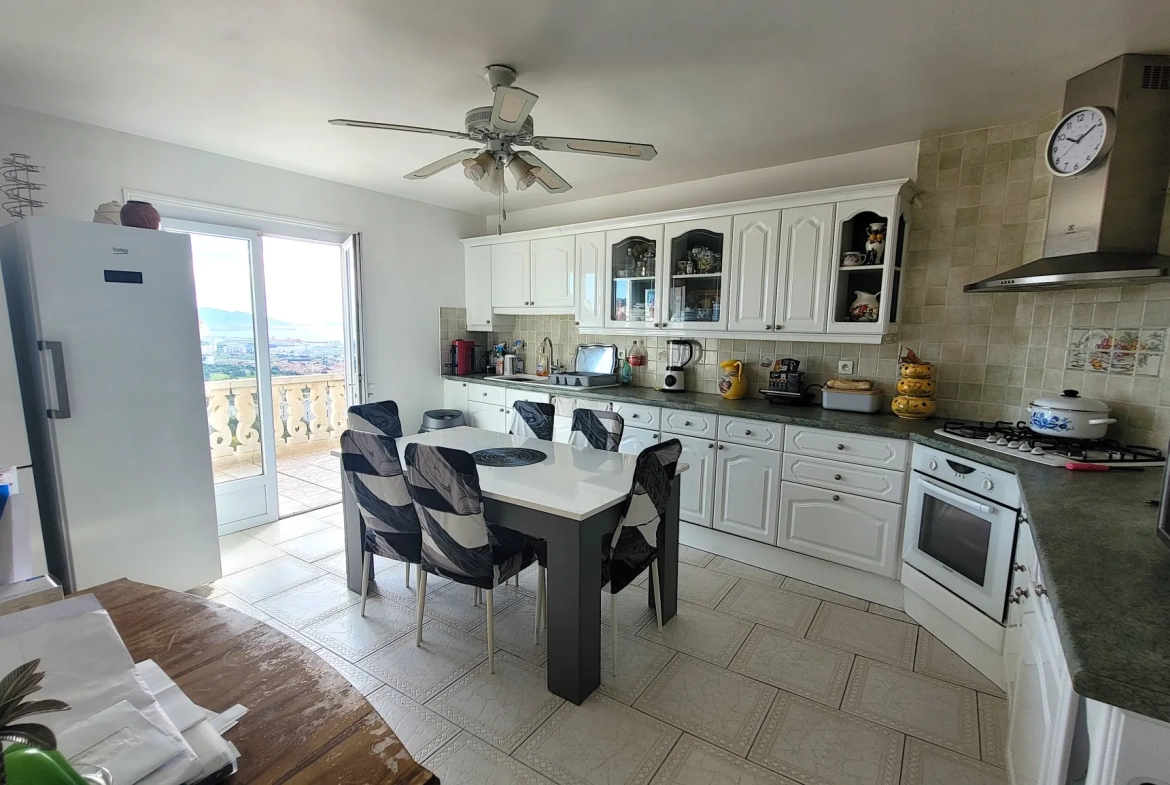 Maison de 130 m² avec vue panoramique sur la rade de Marseille – Terrain en restanque 