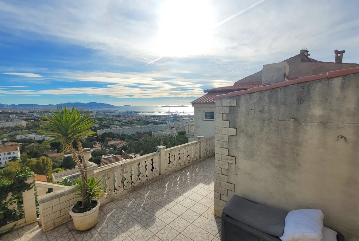 Maison de 130 m² avec vue panoramique sur la rade de Marseille – Terrain en restanque 