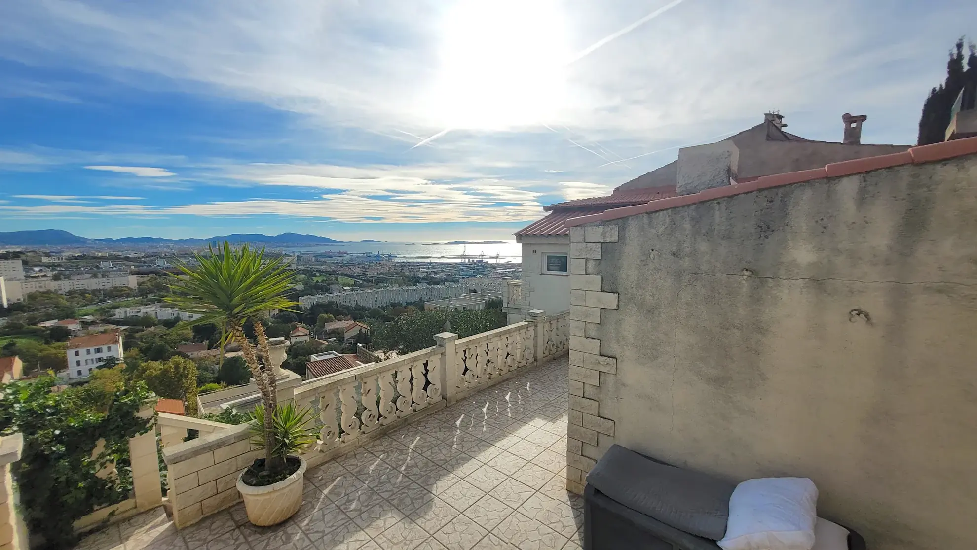 Maison de 130 m² avec vue panoramique sur la rade de Marseille – Terrain en restanque 