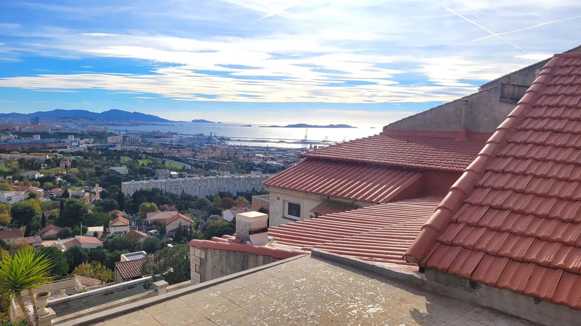 Maison de 130 m² avec vue panoramique sur la rade de Marseille – Terrain en restanque 
