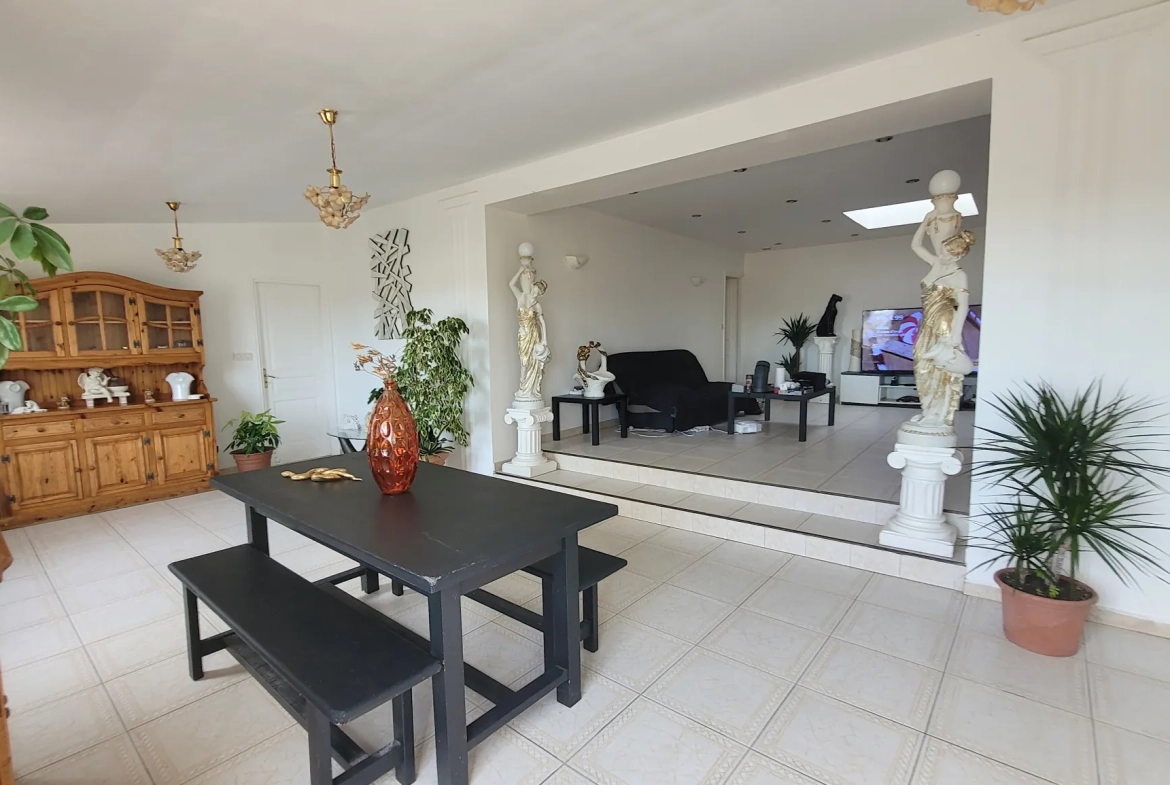 Maison de 130 m² avec vue panoramique sur la rade de Marseille – Terrain en restanque 