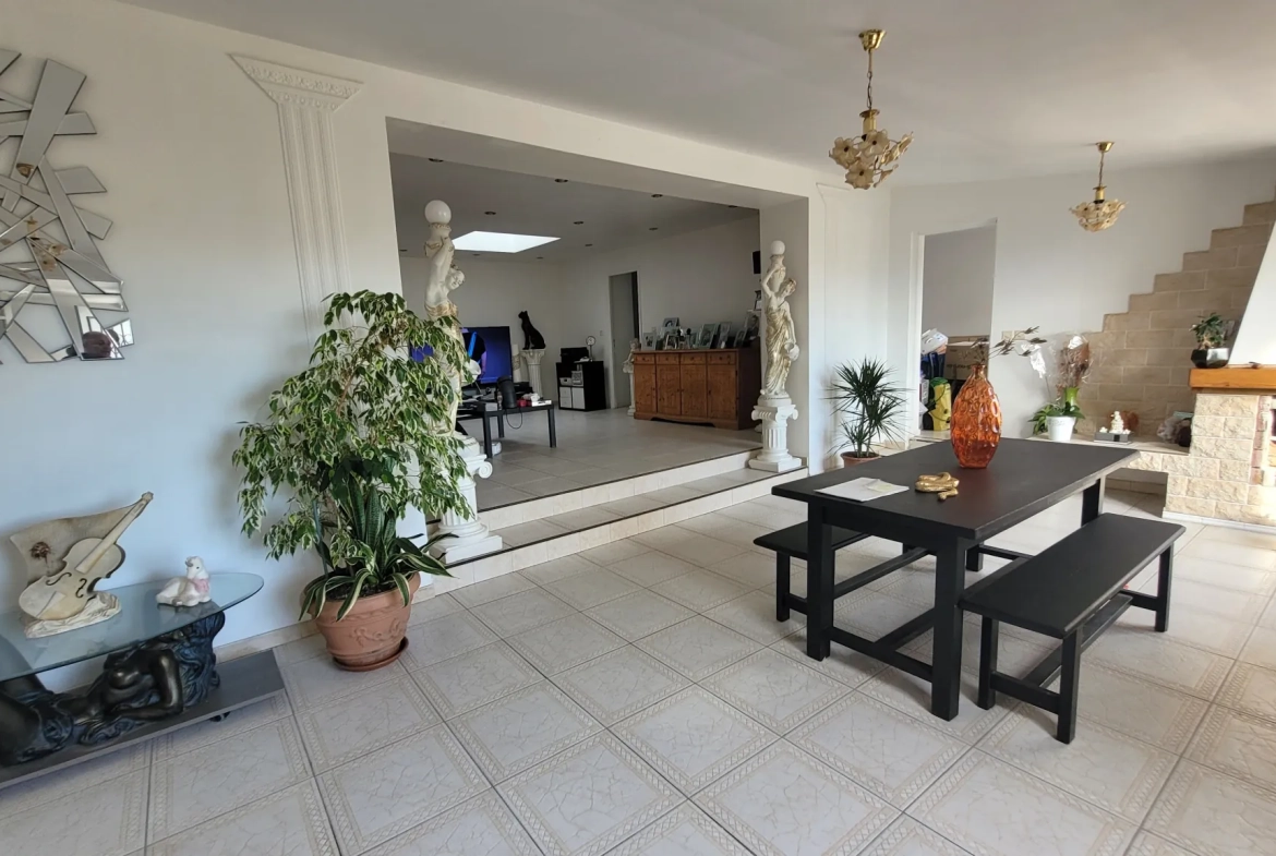 Maison de 130 m² avec vue panoramique sur la rade de Marseille – Terrain en restanque 