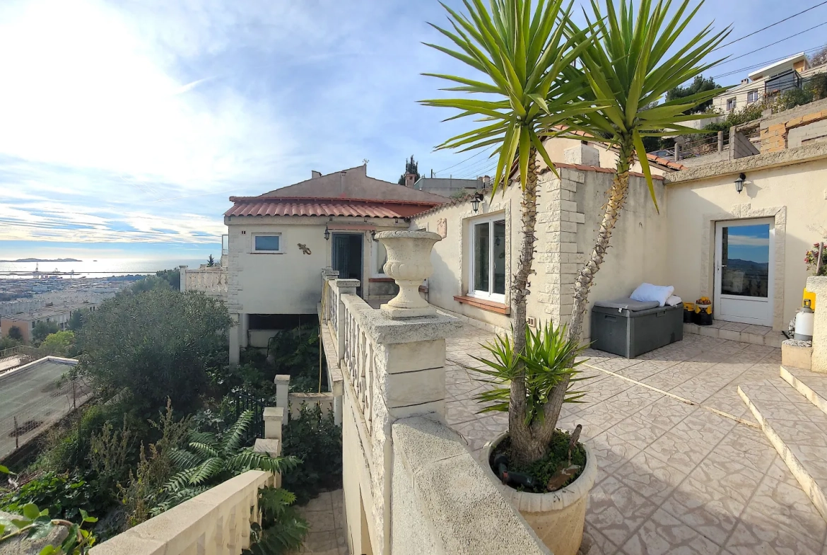 Maison de 130 m² avec vue panoramique sur la rade de Marseille – Terrain en restanque 