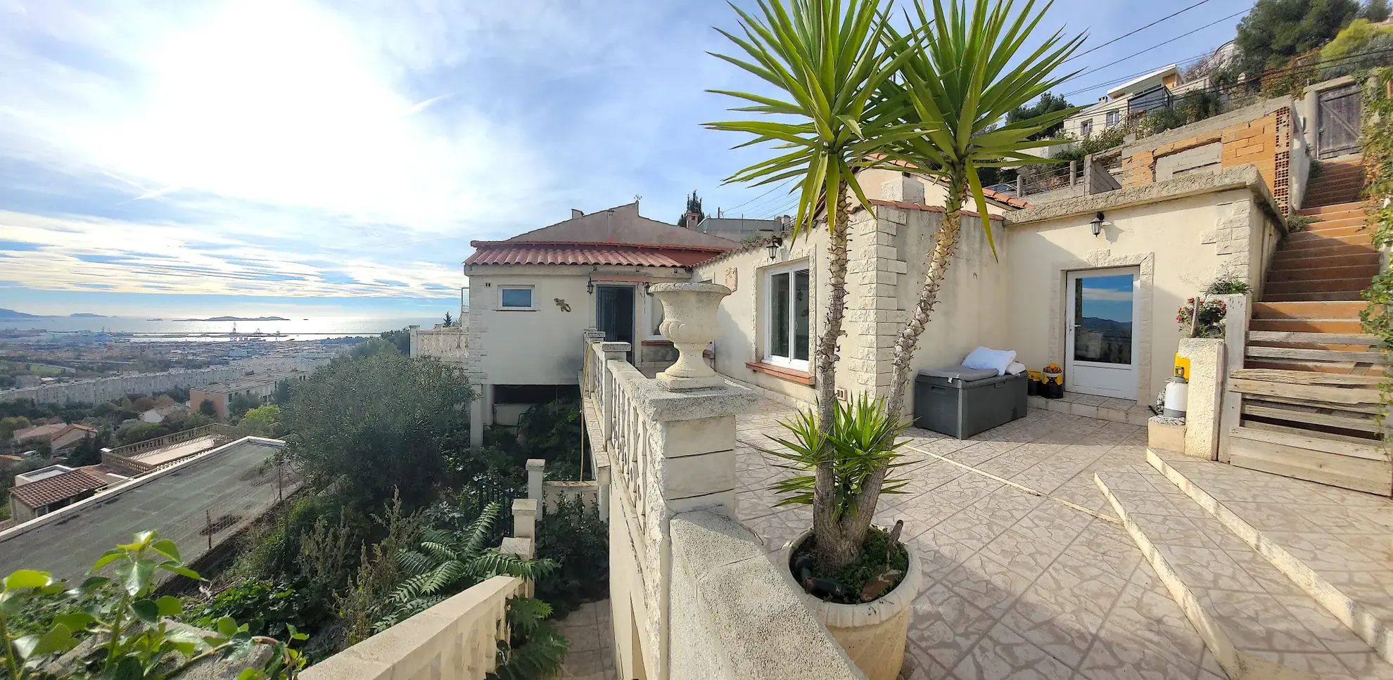 Maison de 130 m² avec vue panoramique sur la rade de Marseille – Terrain en restanque 
