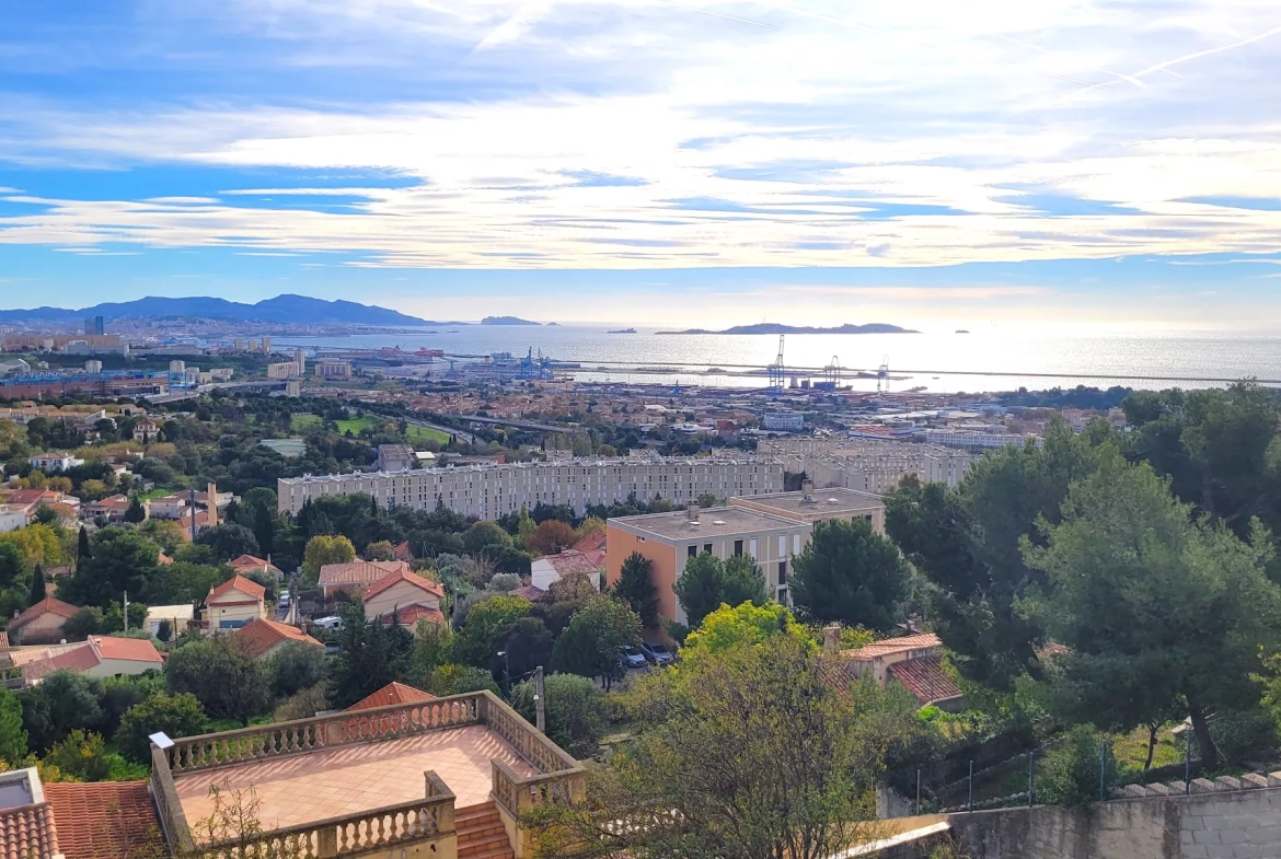 Maison de 130 m² avec vue panoramique sur la rade de Marseille – Terrain en restanque 