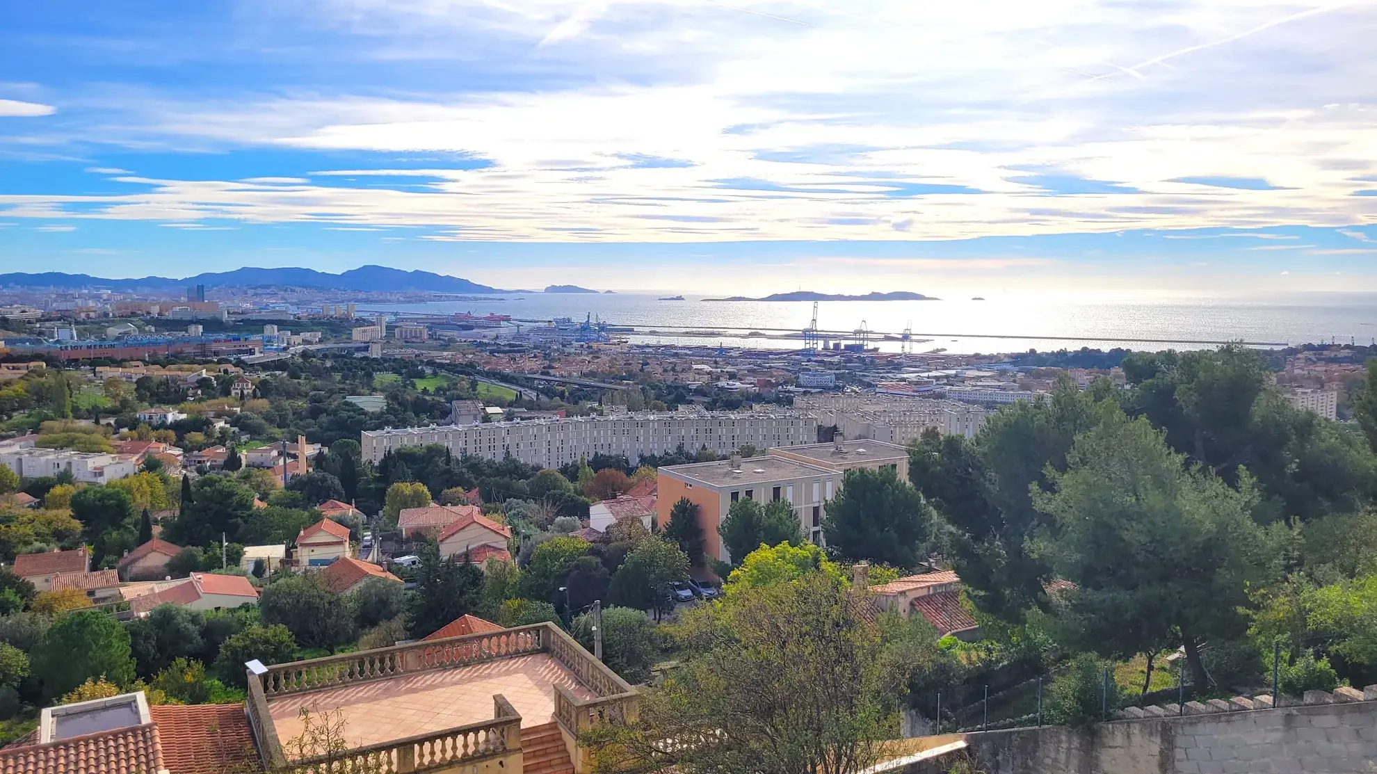 Maison de 130 m² avec vue panoramique sur la rade de Marseille – Terrain en restanque 