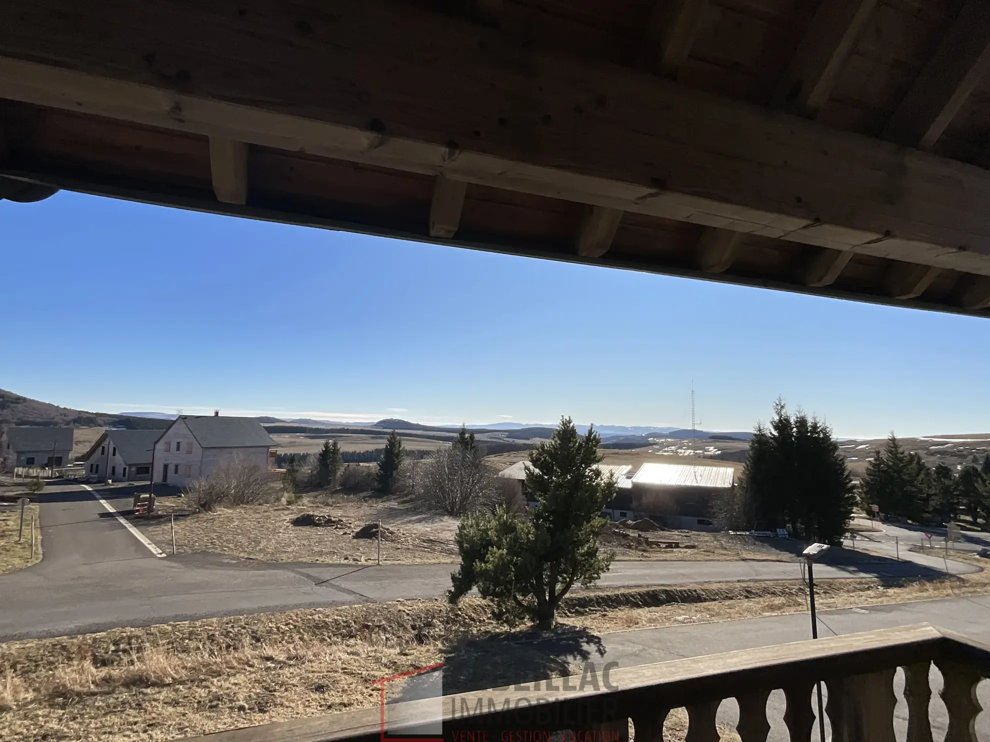 Appartement T2 à Vendre à Besse-et-Saint-Anastaise - Vue Monts d’Auvergne 