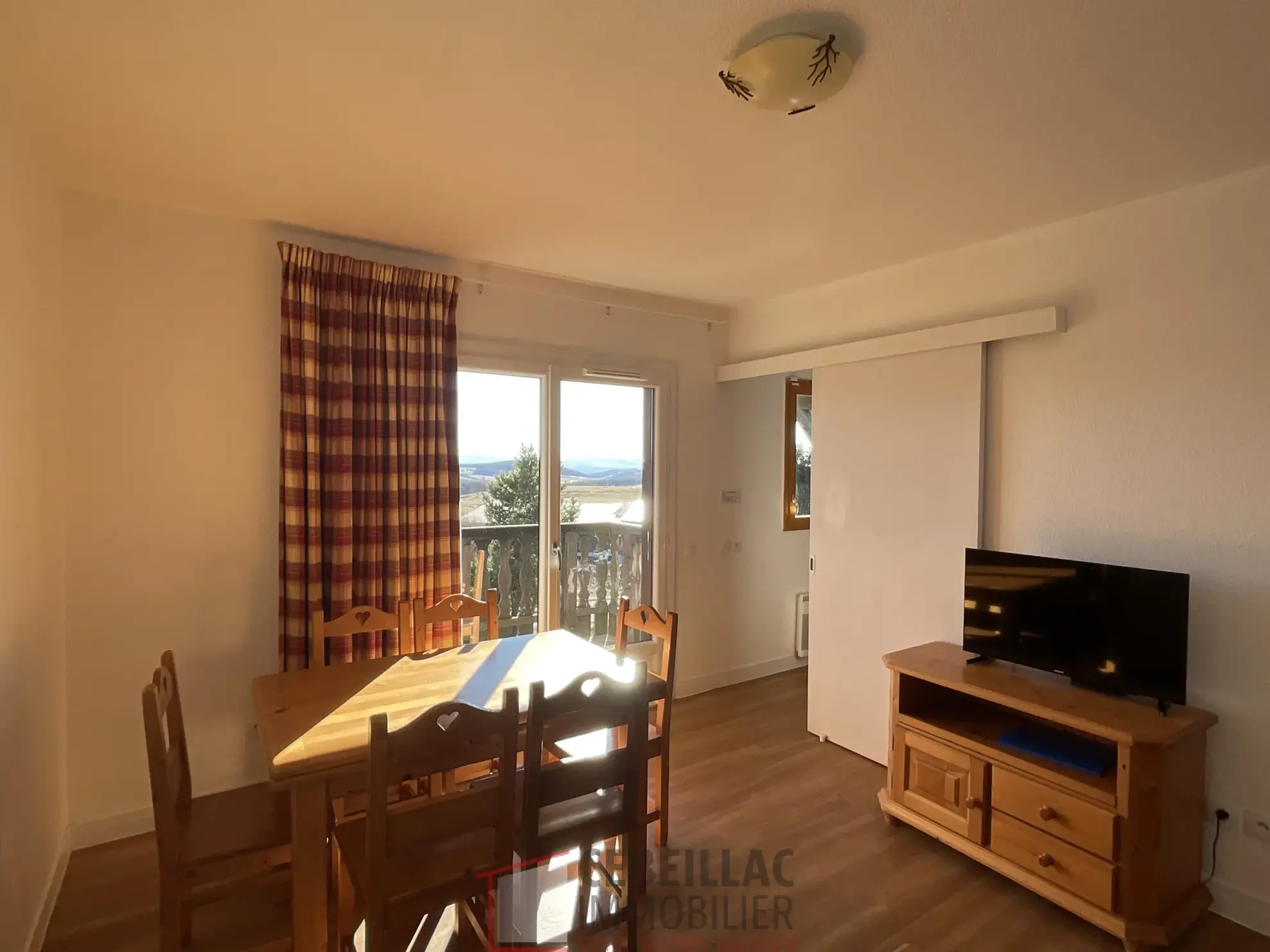 Appartement T2 à Vendre à Besse-et-Saint-Anastaise - Vue Monts d’Auvergne 