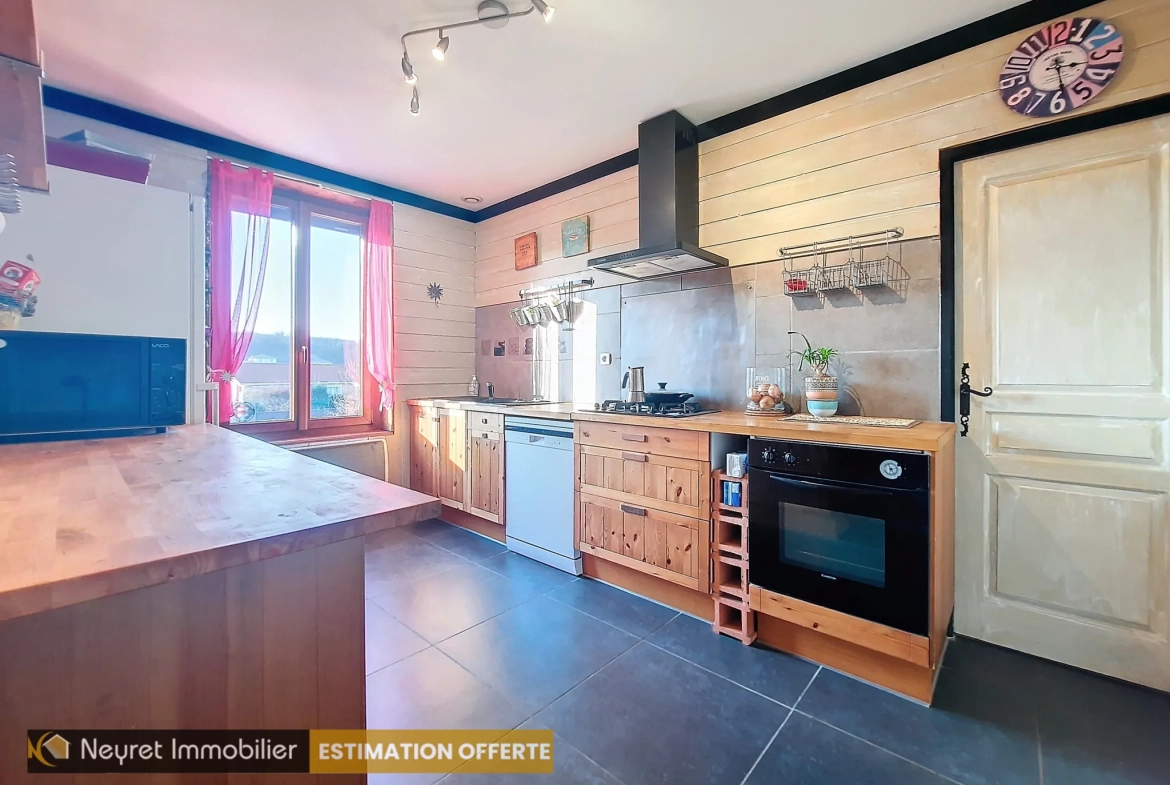 Appartement T3 duplex de 58m² à Communay avec parking privé et cachet de l'ancien 
