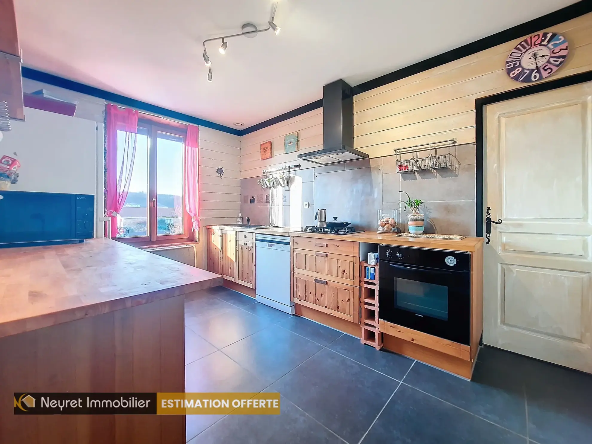 Appartement T3 duplex de 58m² à Communay avec parking privé et cachet de l'ancien 