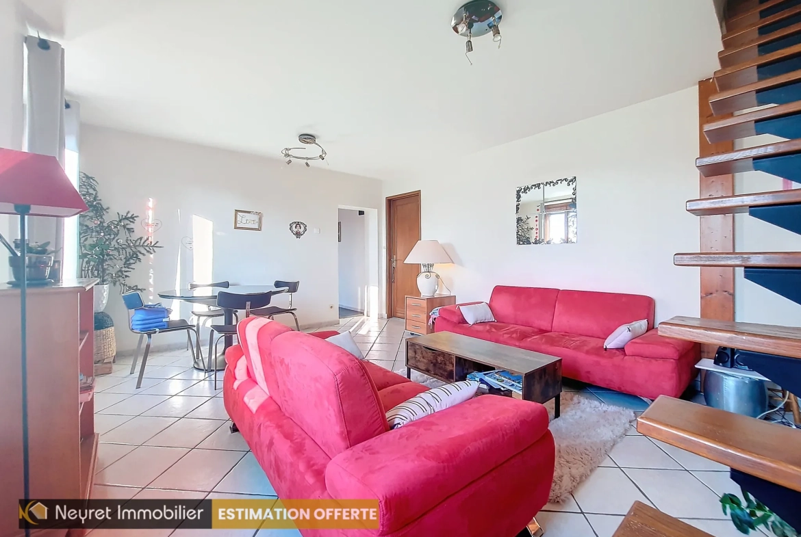 Appartement T3 duplex de 58m² à Communay avec parking privé et cachet de l'ancien 