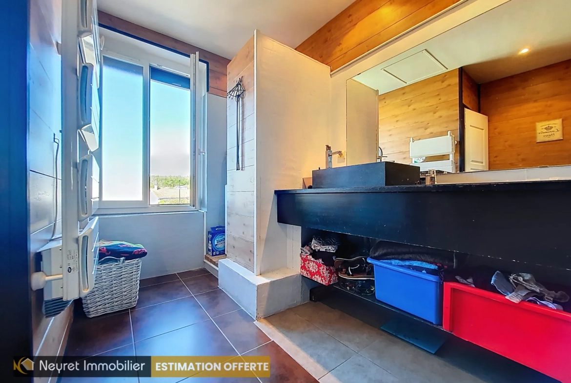 Appartement T3 duplex de 58m² à Communay avec parking privé et cachet de l'ancien 